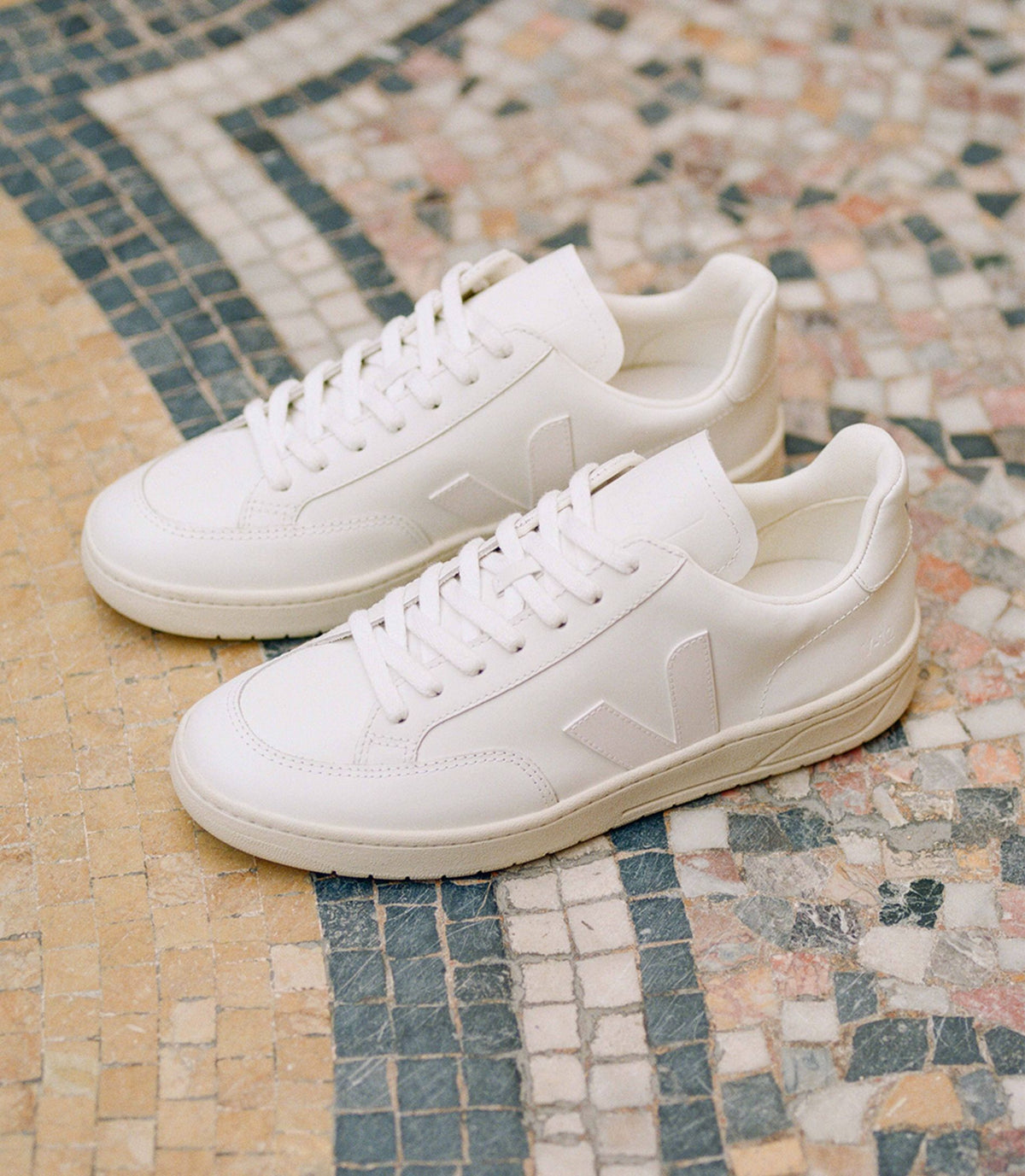 Veja Wmns V-12 Leather